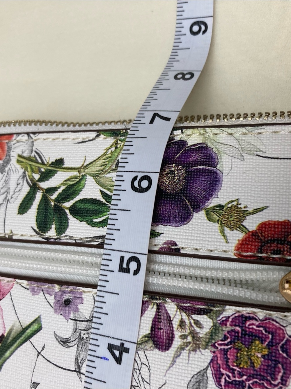 Botanical Floral Print White Crossbody Bag with Matching Wristlet. - Picture 7 of 7
